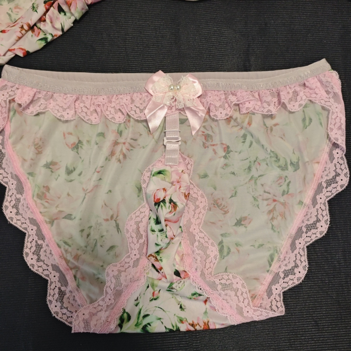 Elastic Lace Trim - 手作りの花柄、セクシーで可愛らしいメンズブリーフ。LGBQT向け。アイスシルク素材、ピンク、フリルとレースのトリミング、リボン付き。伸縮性があり、快適な履き心地のアンダーウェア。